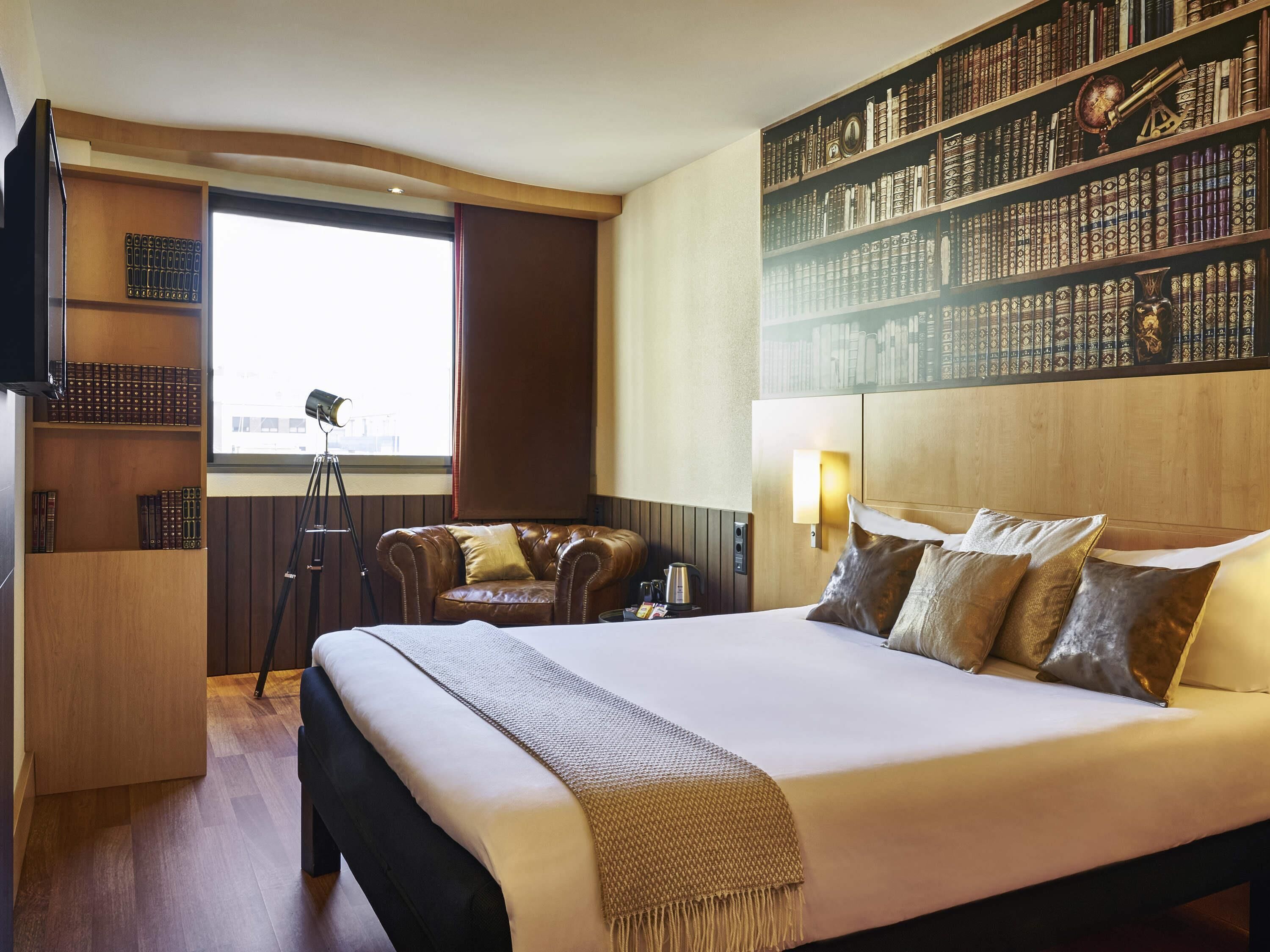 Room, 1 Double Bed | In-room safe, desk, soundproofing, iron/ironing board