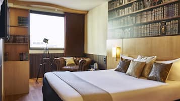 Huone, 1 parisänky | Tallelokero huoneessa, työpöytä, äänieristys, silitysrauta/-lauta