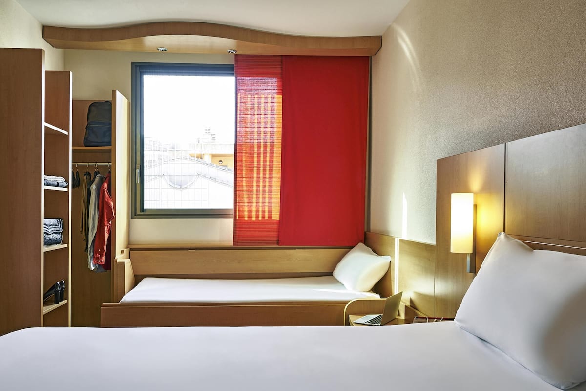 Rom, flere senger | Safe på rommet, skrivebord, lydisolert og strykejern/-brett