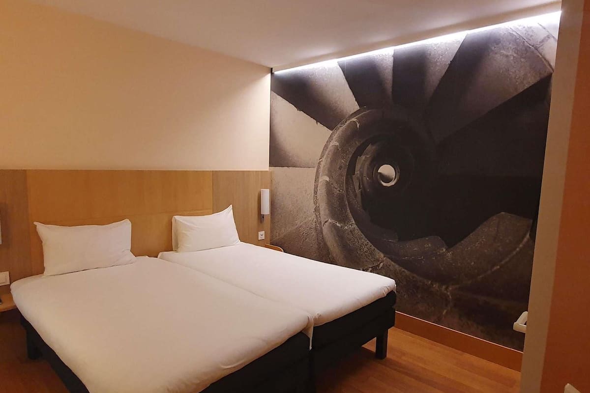 Værelse - 2 enkeltsenge - handicapvenligt | Pengeskab på værelset, skrivebord, lydisolering, strygejern/strygebræt