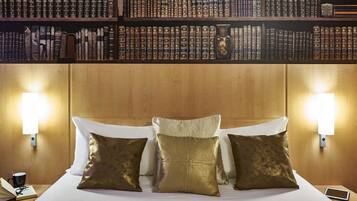 Room, 1 Double Bed | In-room safe, desk, soundproofing, iron/ironing board