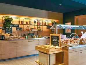 Café da manhã com buffet todos os dias (EUR 12 por pessoa) 