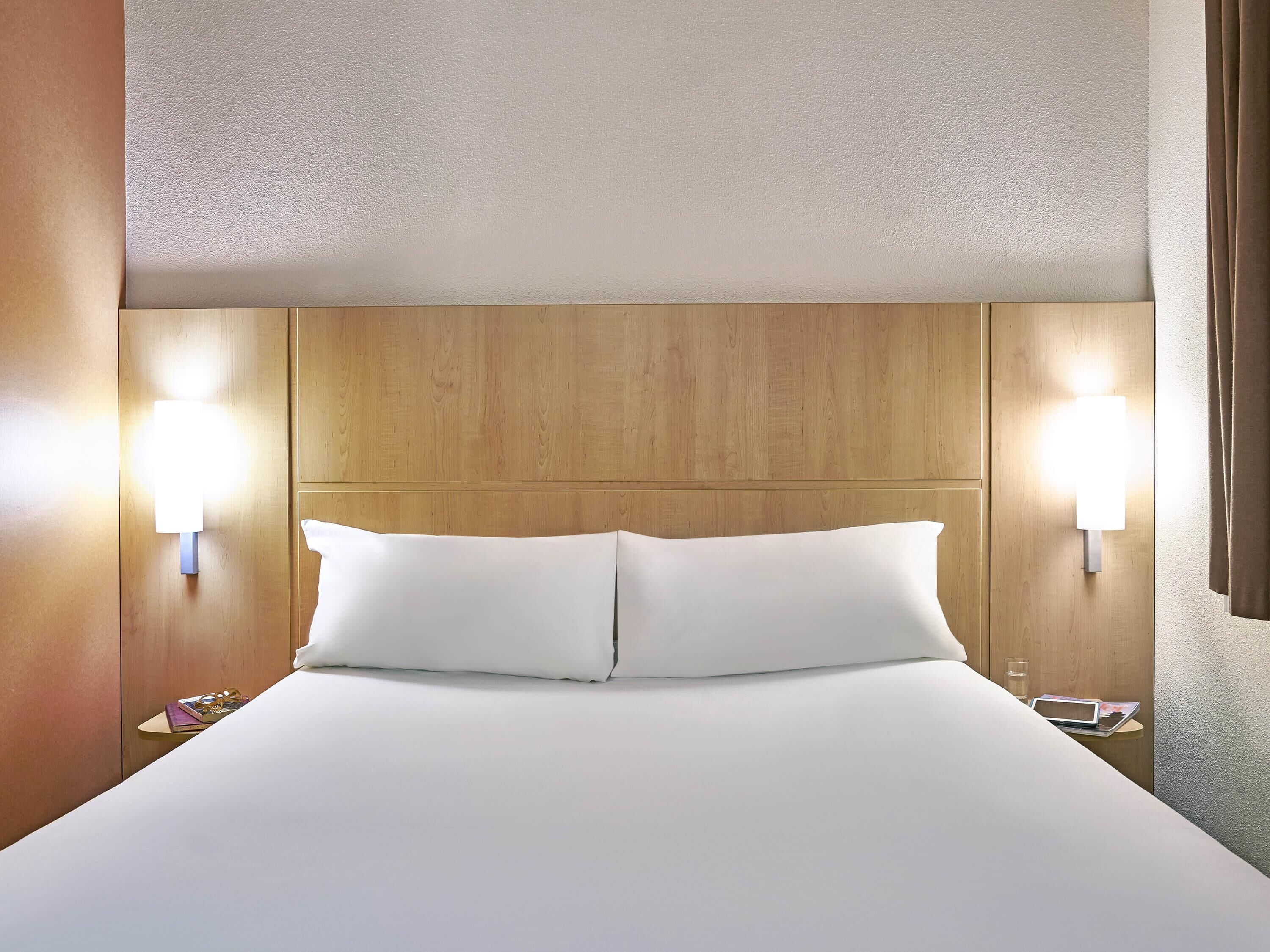 standard room, 1 single bed | in-room safe, desk, soundproofing, iron/ironing board