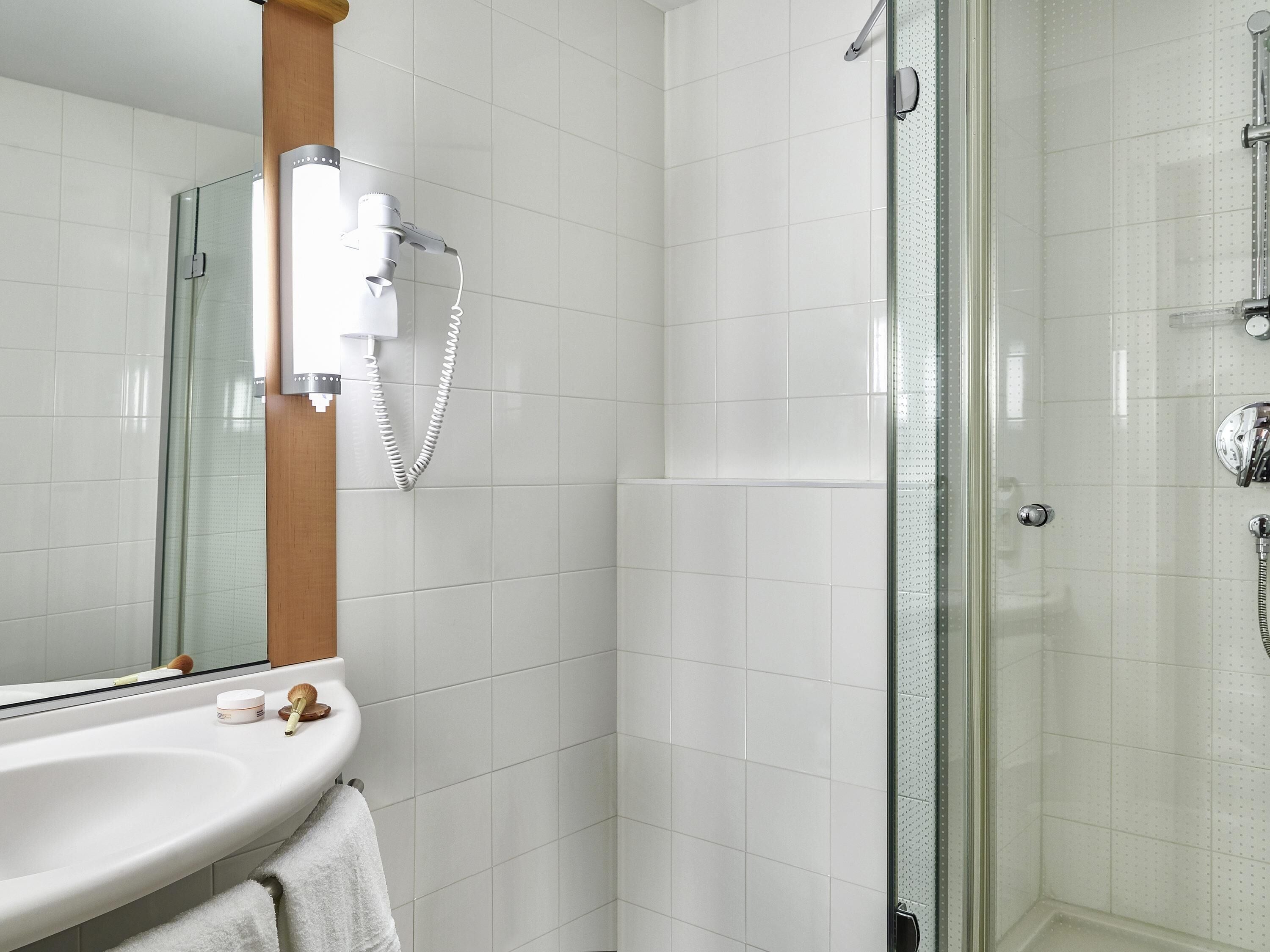 standard room, 1 single bed | in-room safe, desk, soundproofing, iron/ironing board