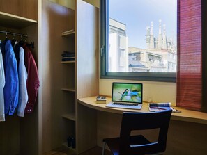 Room (New Bedding) | In-room safe, desk, soundproofing, iron/ironing board - ibis Barcelona Centro Sagrada Familia (Barcelona)