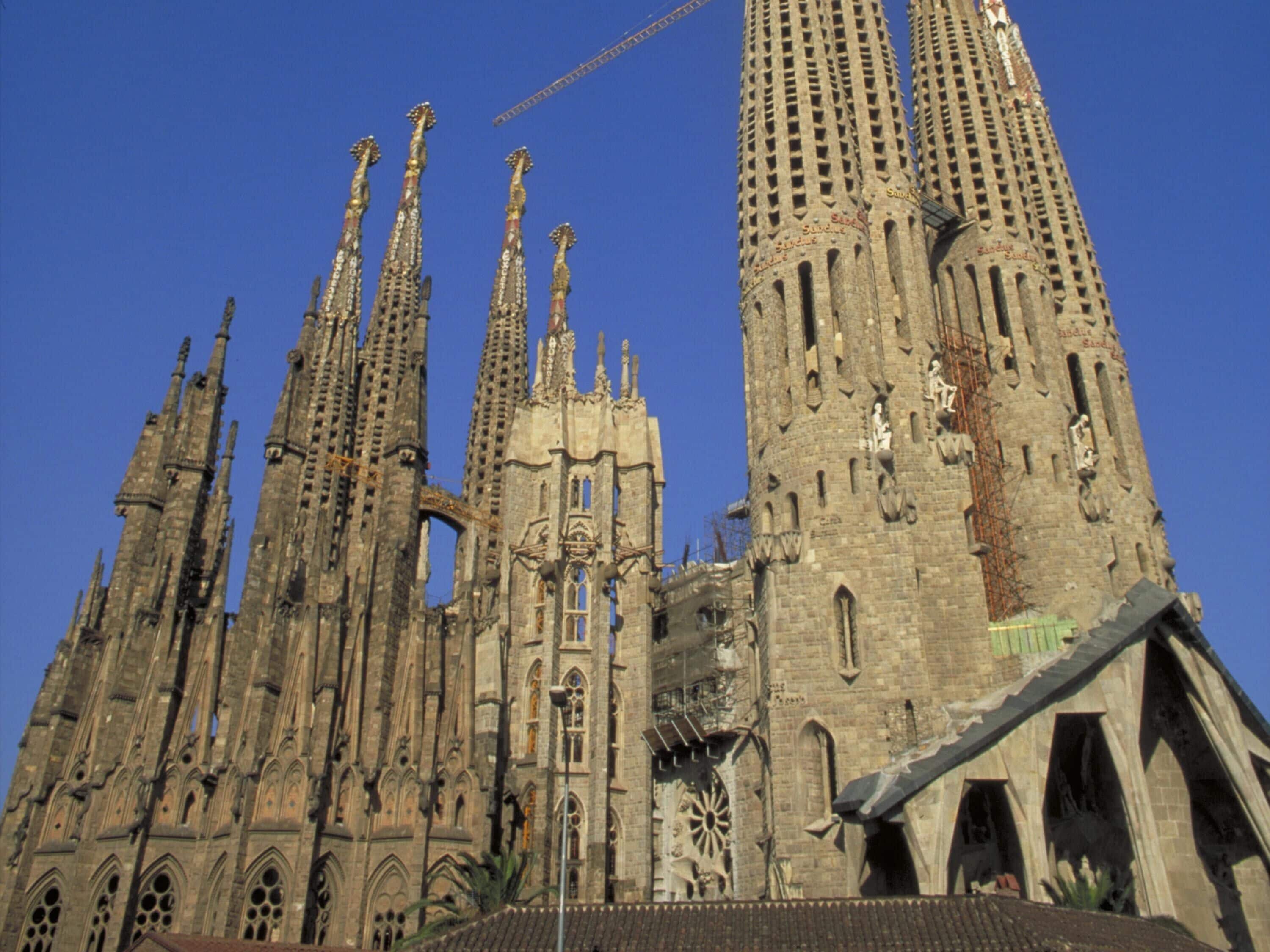 Una catedral histórica con altas agujas y ornamentada labor de cantería.