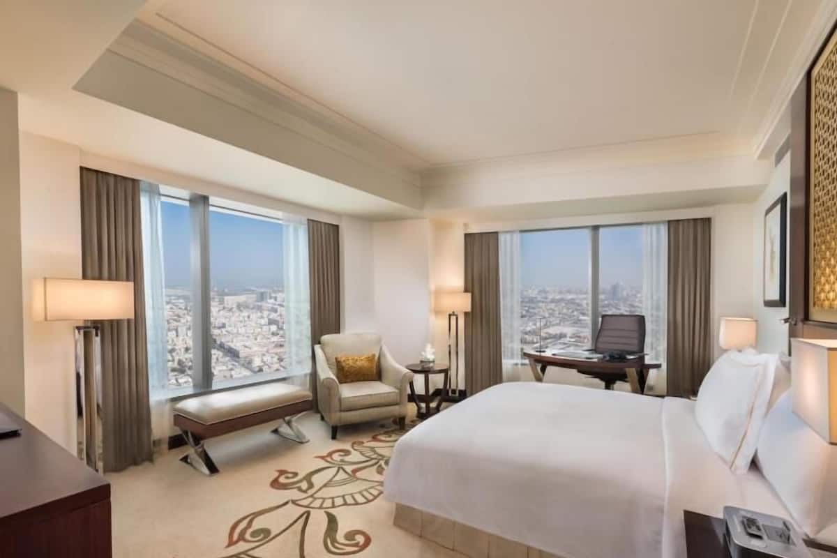 Peralatan tempat tidur premium, bar mini, peti besi dalam bilik, meja