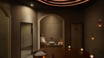 Salas de tratamiento para parejas, un sauna, baño turco