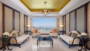 Suite Royal, letti multipli (Lounge Access) | Area soggiorno | TV LCD 42 pollici con canali via cavo, TV, docking station per iPod