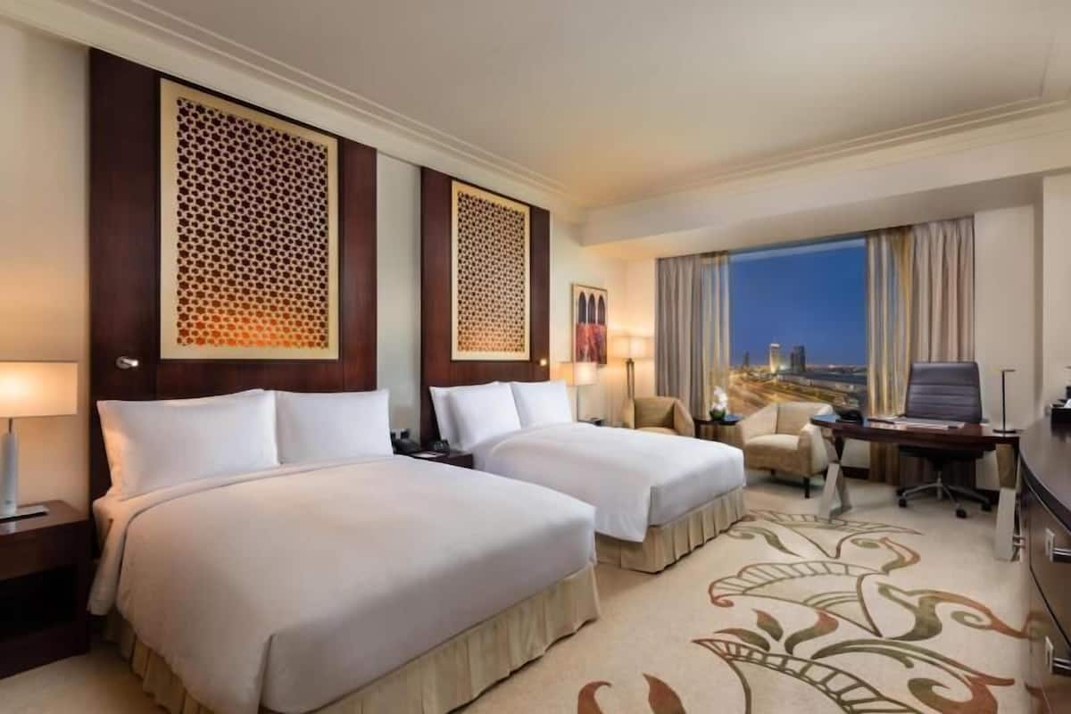 Peralatan tempat tidur premium, bar mini, peti besi dalam bilik, meja