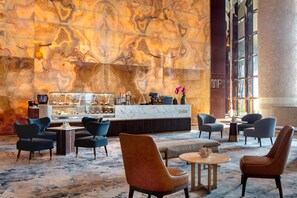 5 restaurantes, se sirven desayunos, comidas y cocina internacional