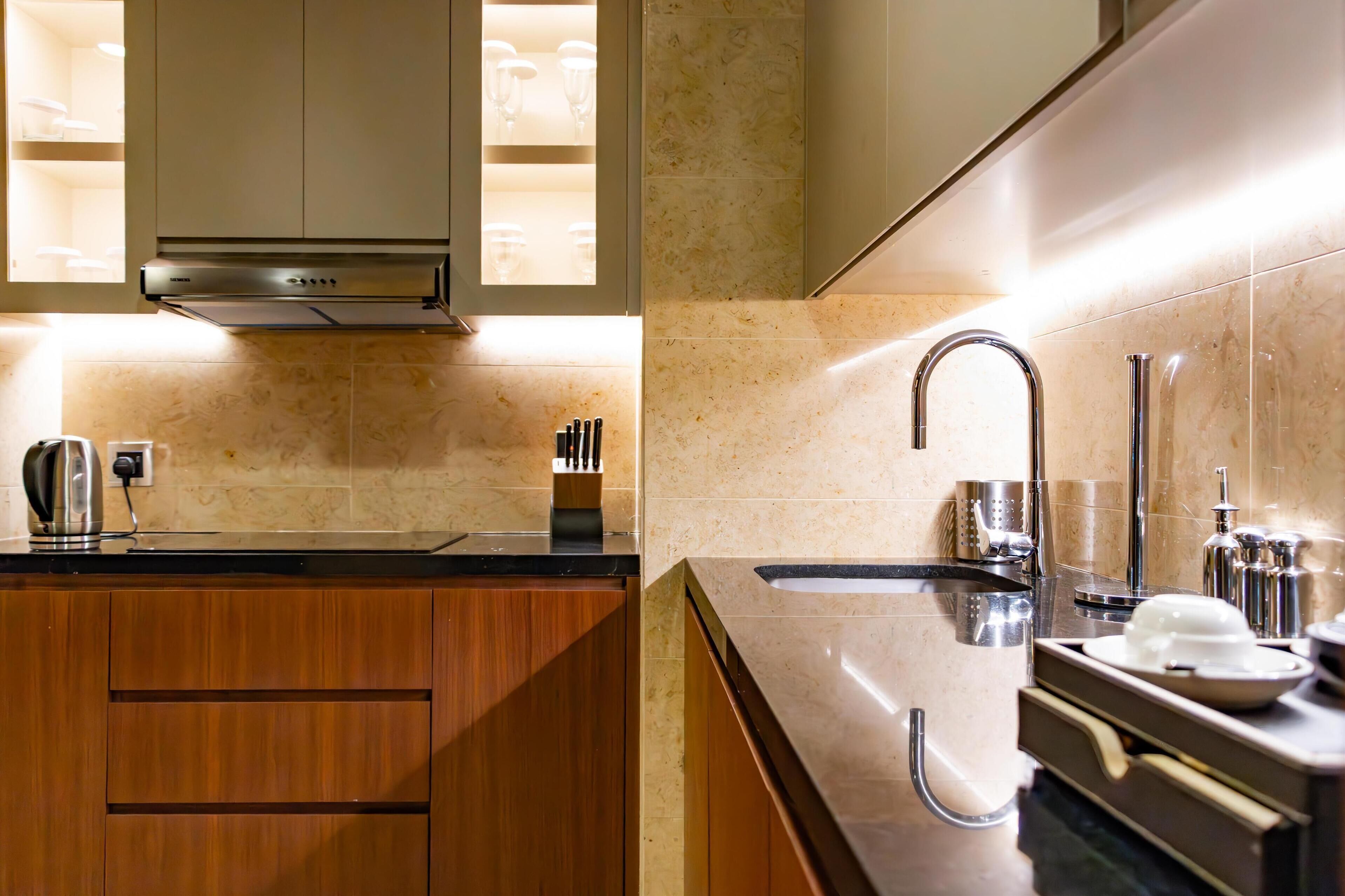 suite, 2 bedrooms | private kitchen | electric kettle