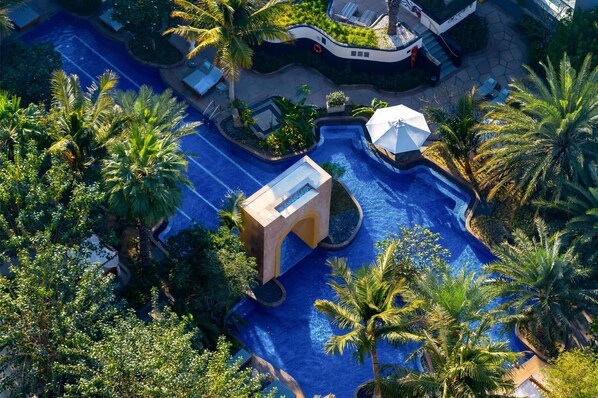 Piscina all'aperto, cabanas (a pagamento), ombrelloni da piscina