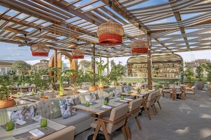 5 restaurants, breakfast, lunch, dinner served; international cuisine