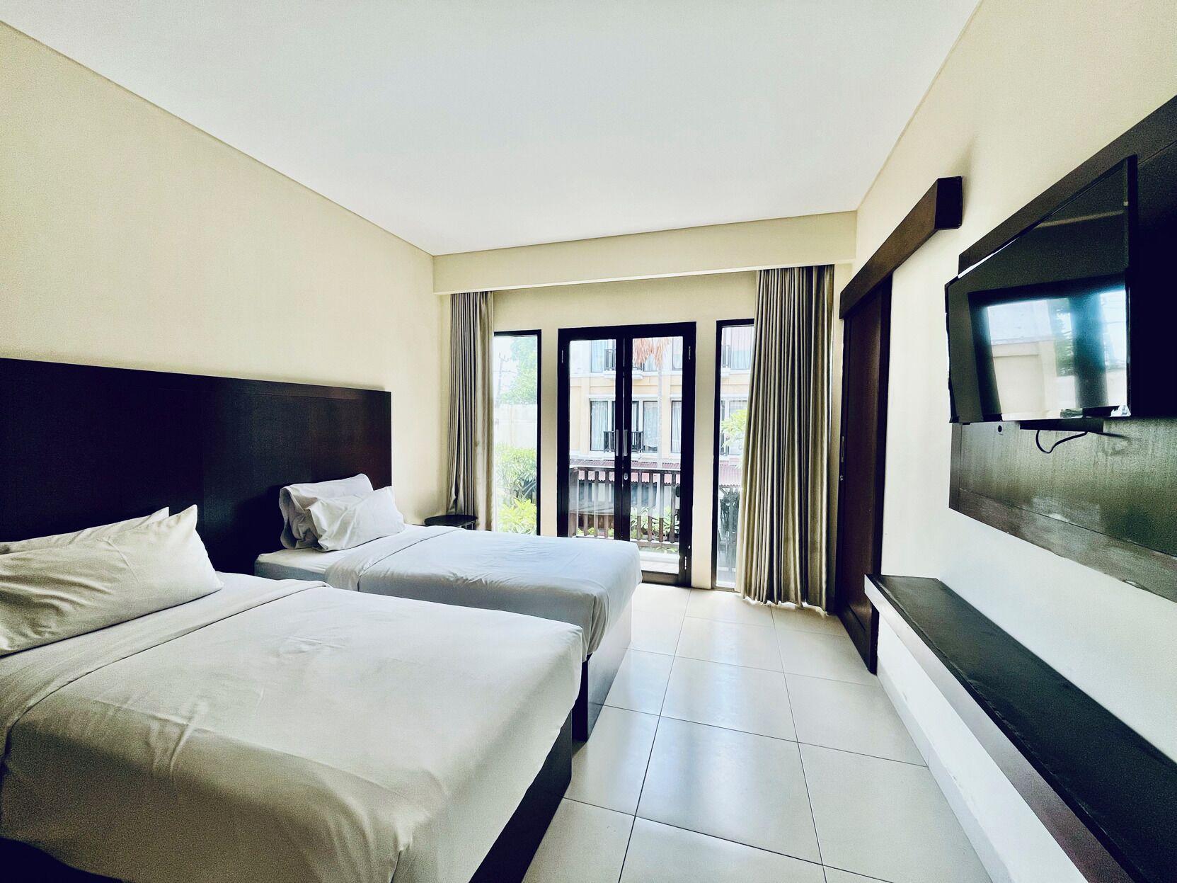 Premium bedding, in-room safe, desk, blackout drapes