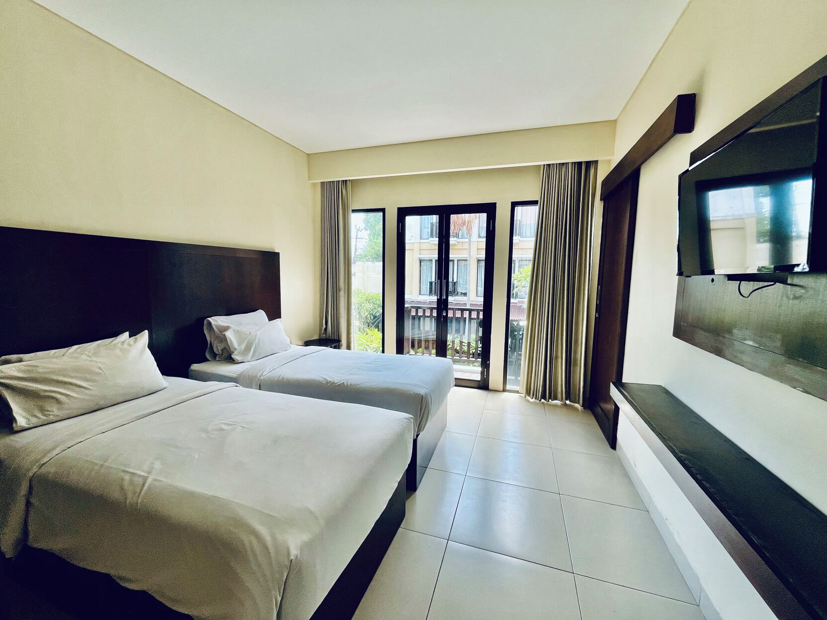 Premium bedding, in-room safe, desk, blackout drapes
