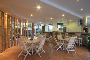 Breakfast, lunch, dinner served; international cuisine, pool views  - Suris Boutique Hotel (Kuta)