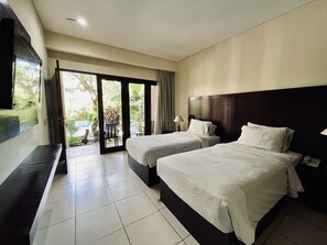 Deluxe Twin Room, Pool Access | Premium bedding, in-room safe, desk, blackout curtains - Suris Boutique Hotel (Kuta)