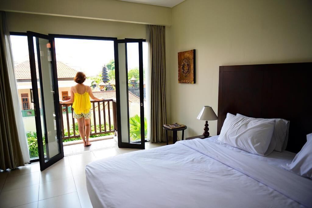 Hochwertige Bettwaren, Zimmersafe, Schreibtisch, Verdunkelungsvorhänge