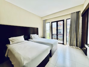 Premium bedding, in-room safe, desk, blackout drapes