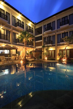 Outdoor pool, pool umbrellas, sun loungers - Suris Boutique Hotel (Kuta)