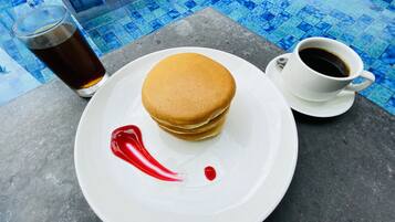 Sarapan bufet setiap hari (IDR 55000 seorang)