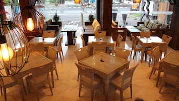 S'hi serveixen esmorzars, dinars i sopars