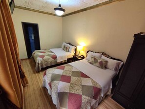 Quarto standard, 2 camas de casal | Edredons de pluma, cofres nos quartos, escrivaninha, cortinas blackout