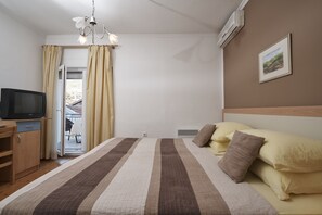 Kahden hengen comfort-huone, oma kylpyhuone | Ylelliset vuodevaatteet, äänieristys, ilmainen Wi-Fi