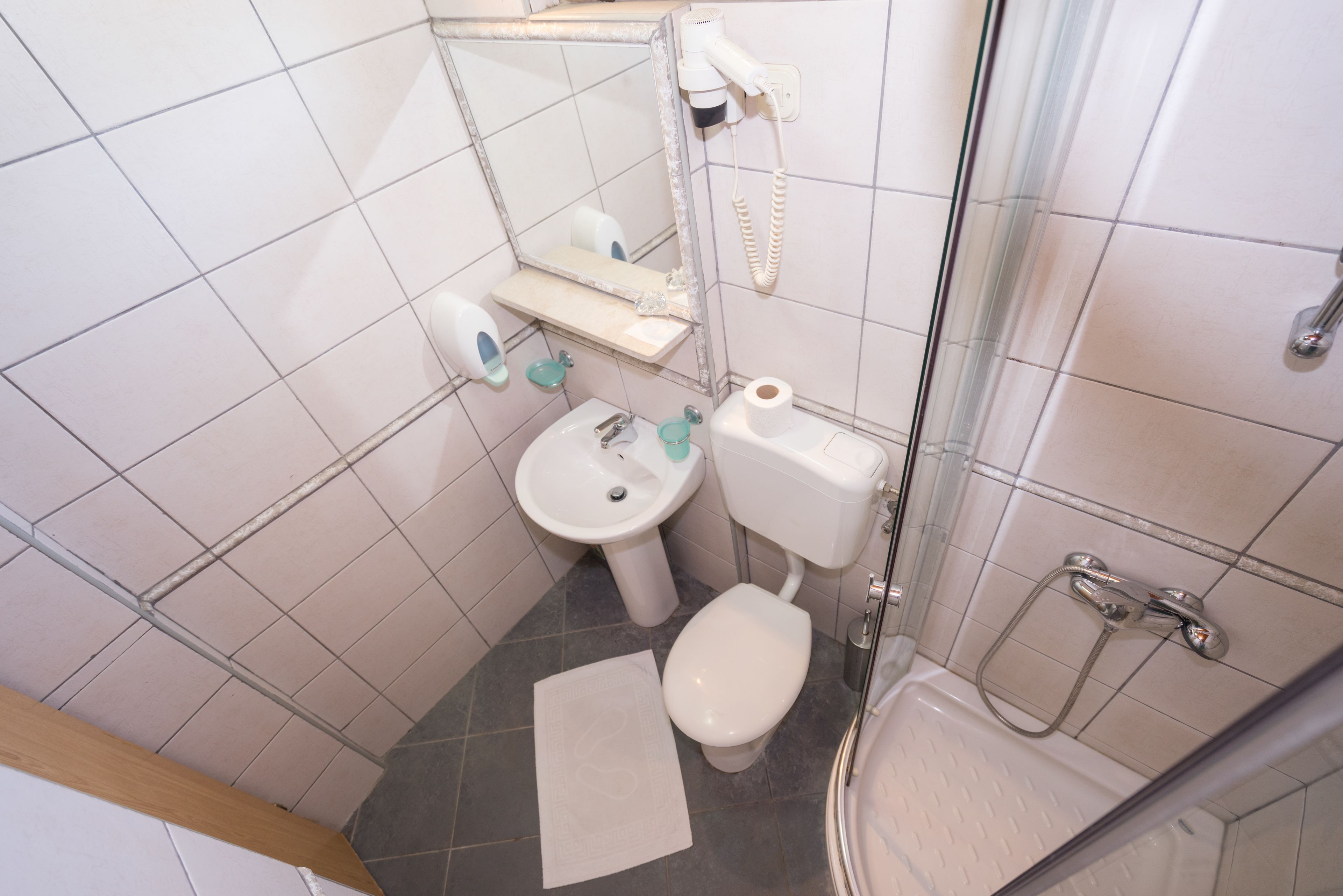 comfort double room, private bathroom | bathroom | towels, shampoo