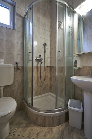 Chambre triple Confort, salle de bain privée | Salle de bain | Serviettes fournies, shampooing