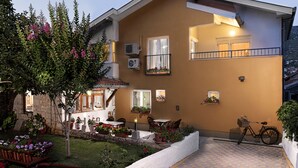 Front of property - evening/night - Pansion Rose (Mostar)