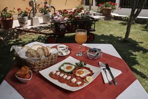 Päivittäinen mannermainen aamiainen (7 EUR per henkilö)