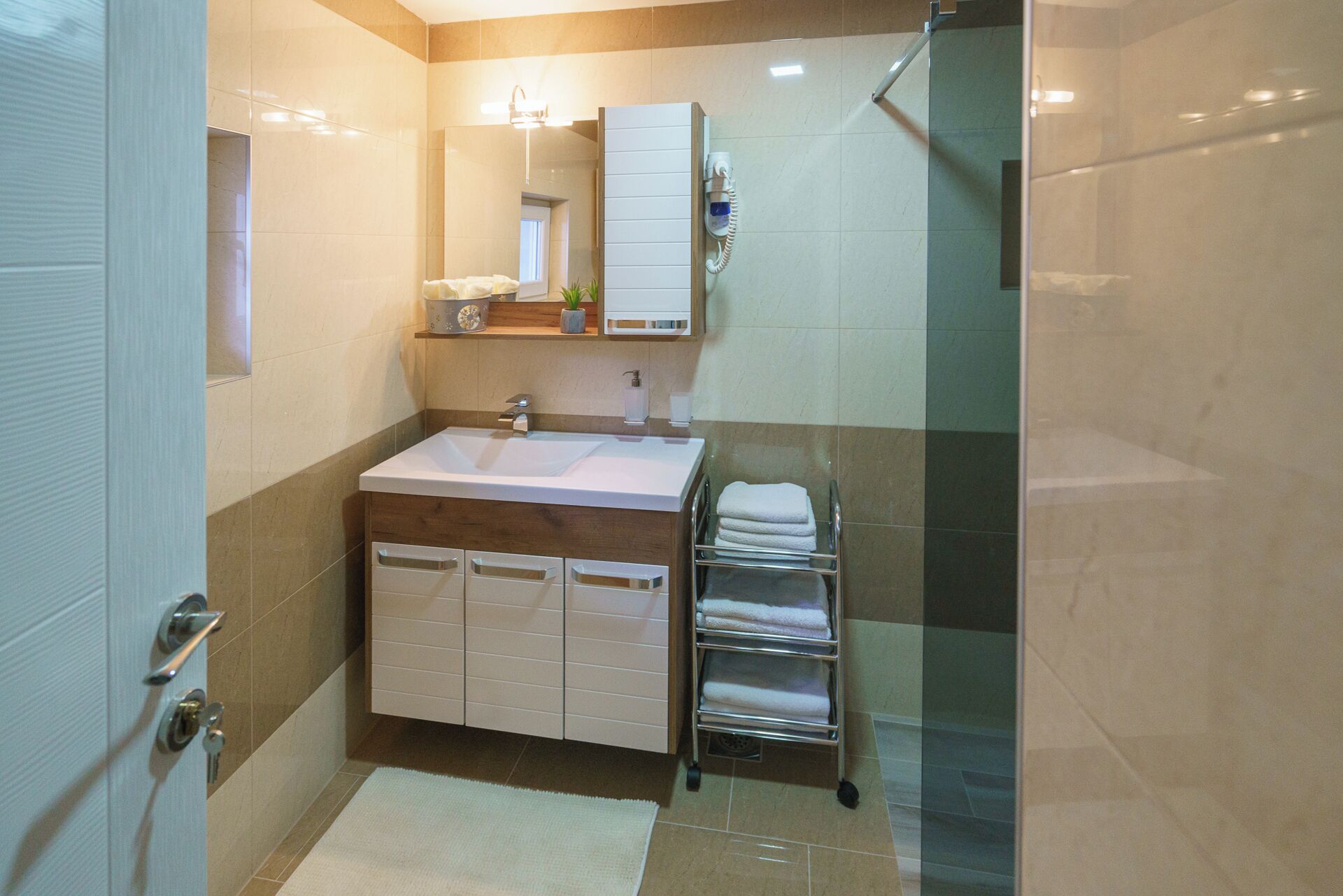 apartman - lavander, 3 bedrooms | bathroom | towels, shampoo