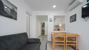 Apartment Hortenzija, 2 bedrooms | Living room | TV - Pansion Rose (Mostar)