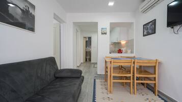 Apartment Hortenzija, 2 bedrooms | Sala de estar | TV