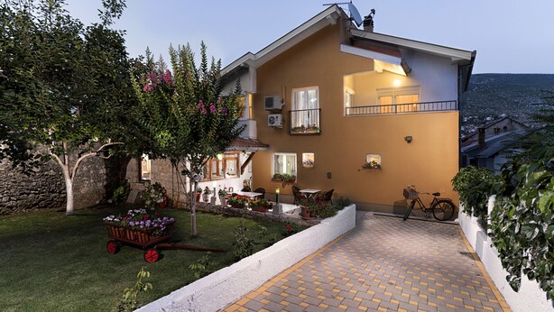 Front of property - evening/night - Pansion Rose (Mostar)