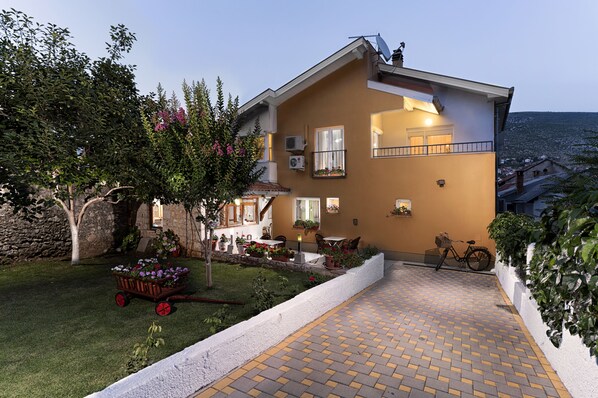 施設の正面 (日没後)