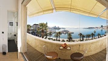 Luxe appartement, balkon, uitzicht op zee | Terras