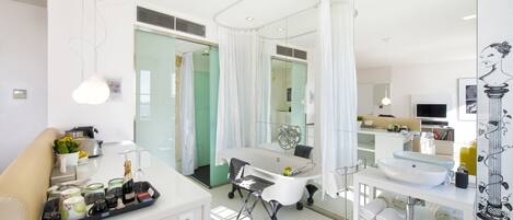 Suite junior, vistas al mar | Baño | Artículos de higiene personal de diseño, secador de pelo y albornoces