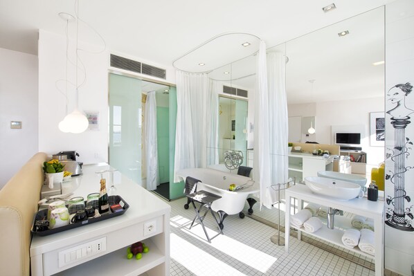 Junior Suite, Sea View | Bathroom | Designer toiletries, hair dryer, bathrobes, towels - Riva Luxury Suites (Split)