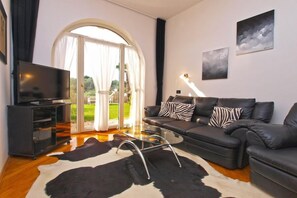 Deluxe Apartment, 2 Bedrooms, Kitchen, Garden Area | Living area