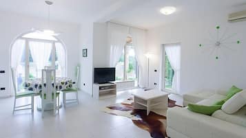 Departamento Premier, 2 habitaciones, cocina, en el área del jardín | Área de sala de estar | Televisión de pantalla plana