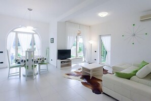 Premier-Apartment, 2 Schlafzimmer, Küche, zum Garten hin | Wohnbereich | Flachbildfernseher