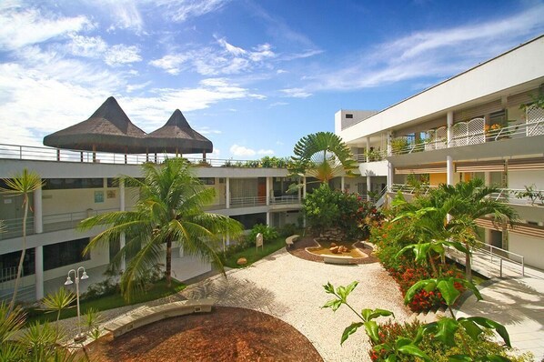 2 restauranter; serverer morgenmad, frokost og brasilianske retter