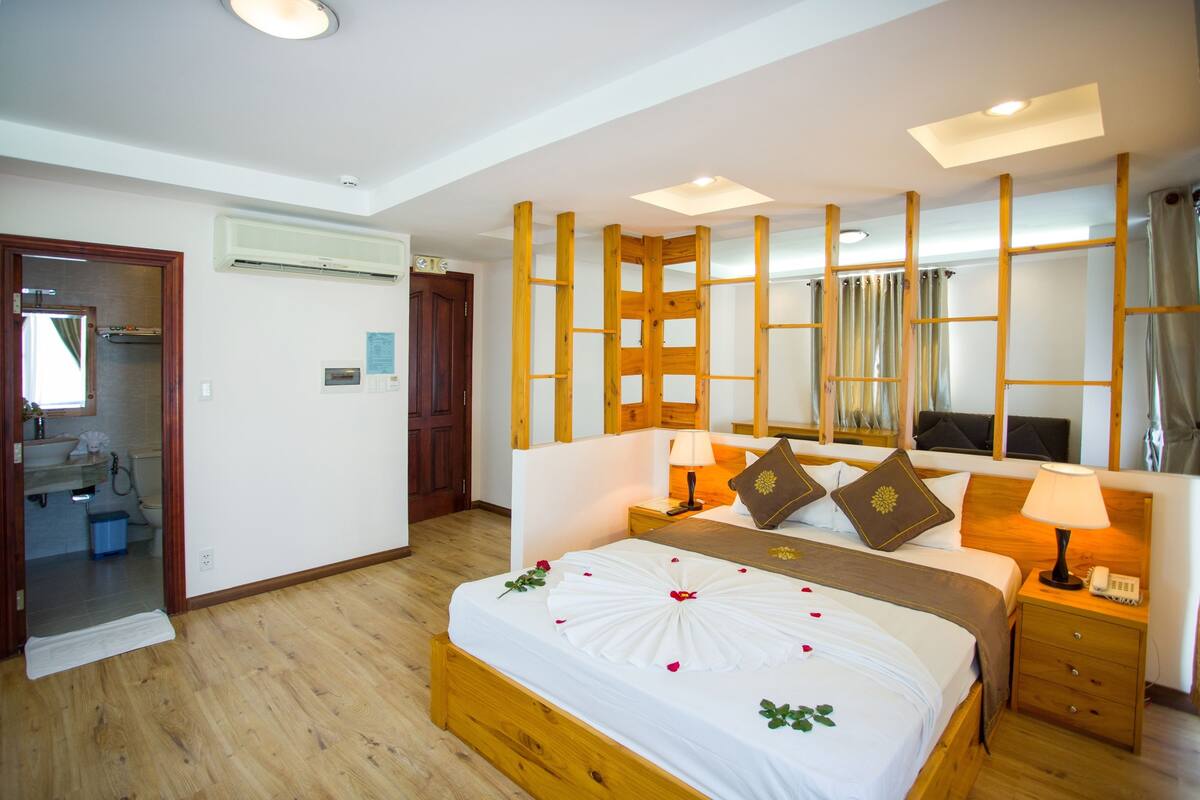 Suite | Minibar, in-room safe, desk, blackout drapes