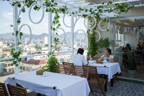 Der serveres morgenmad, frokost og aftensmad