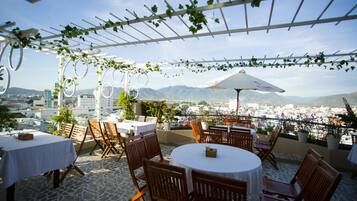 ุญูุซ ุชููุฏู
ูุฌุจุงุช ุงูุฅูุทุงุฑุ ุงูุบุฏุงุกุ ุงูุนุดุงุกุ ุฅุทูุงูุงุช ุนูู ุงูู
ุญูุท