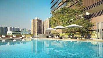 Una piscina al aire libre de temporada