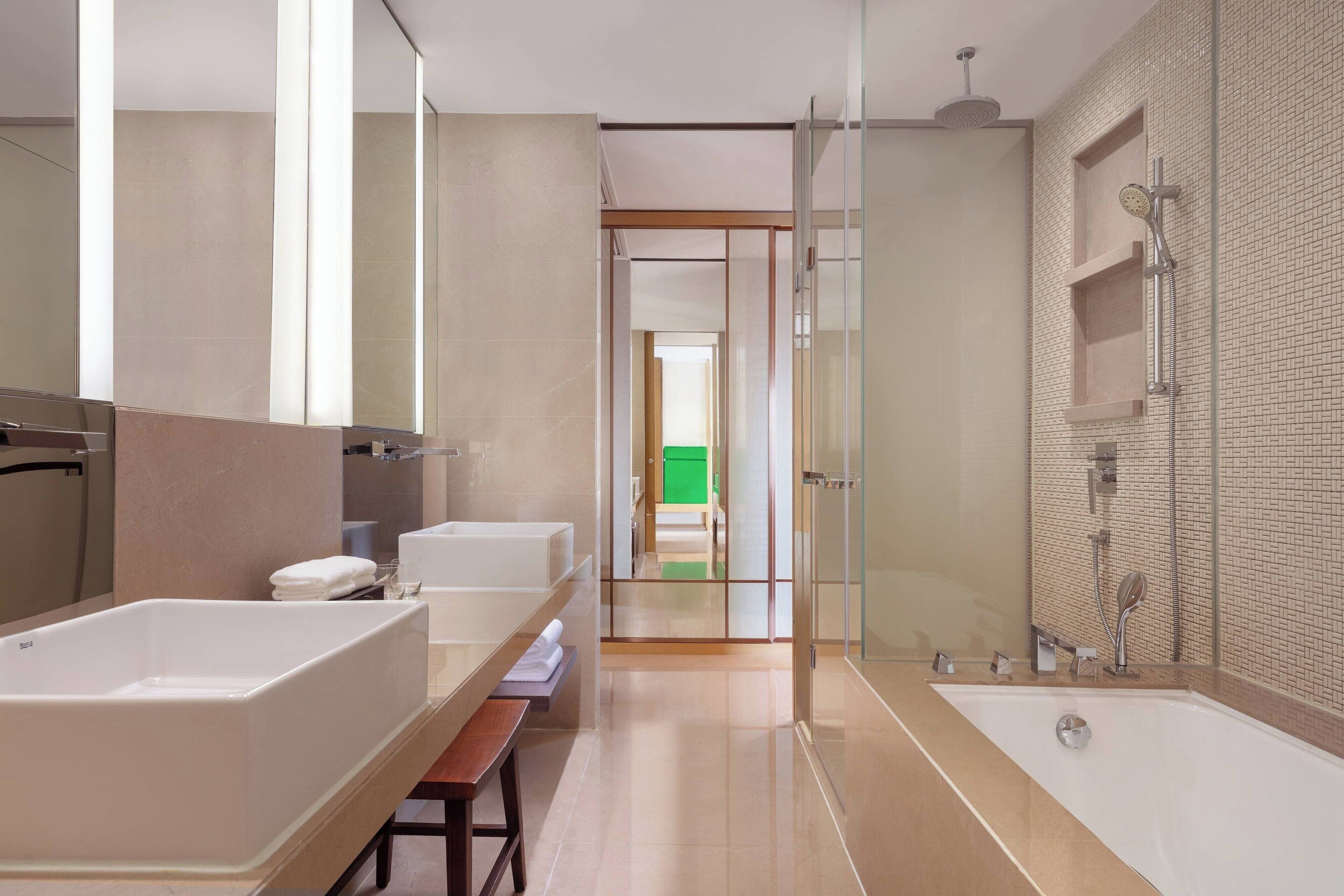 suite, 1 bedroom, non smoking, river view | bathroom | free toiletries, hair dryer, bathrobes, slippers